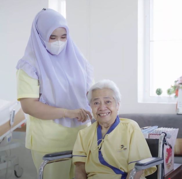 คุณแม่บุญตา และลูกๆ