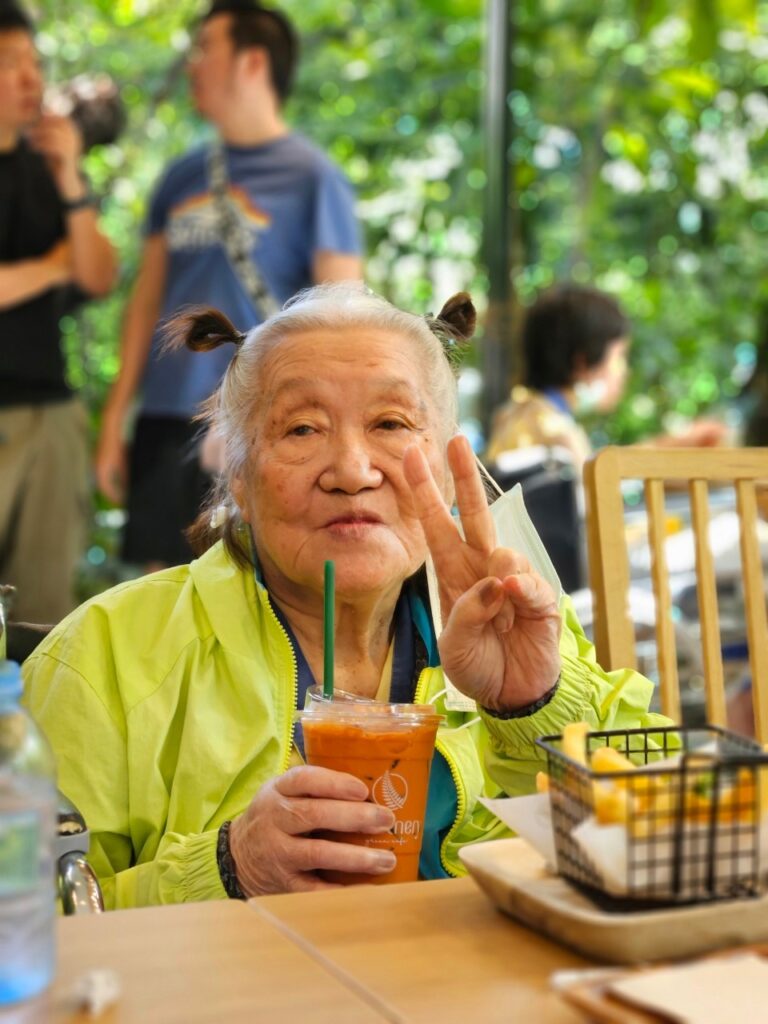 LINE_ALBUM_คาเฟ่ 221167_251112_2