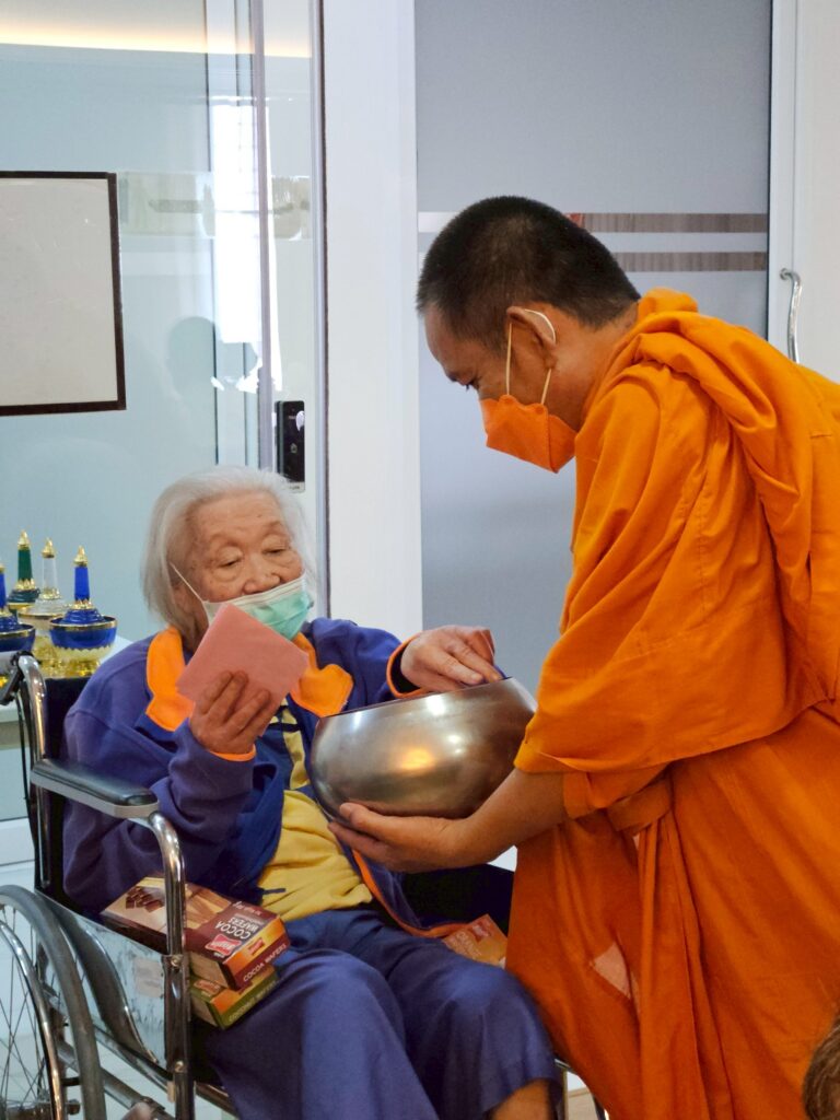 LINE_ALBUM_ตักบาตร ._251217_1