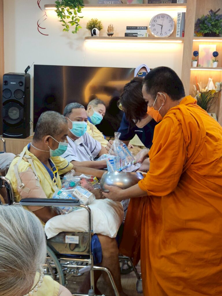 LINE_ALBUM_ตักบาตร ._251217_2