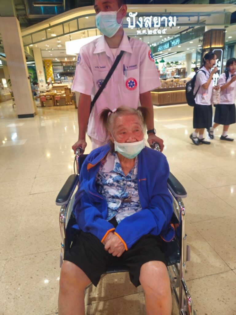 LINE_ALBUM_ไปห้าง_251217_1