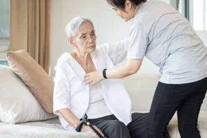 อัมพฤกษ์–อัมพาต ต่างกันอย่างไร? วิธีดูแลผู้ป่วยให้ปลอดภัยที่บ้าน