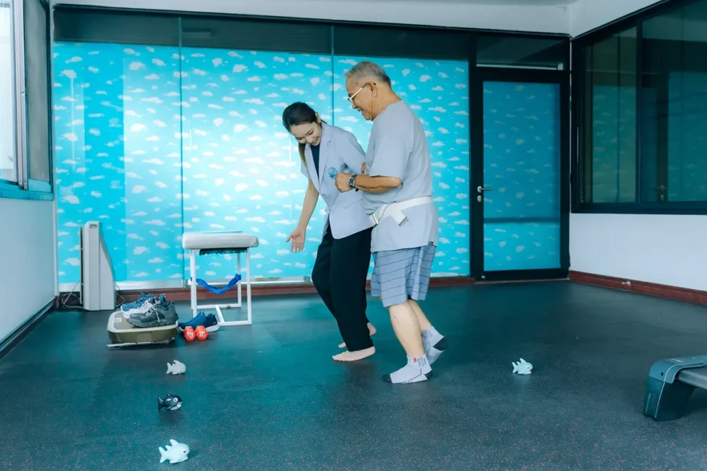 ดูแลผู้ป่วยสโตรกที่บ้าน vs ส่งศูนย์ฟื้นฟู แบบไหนดีกว่ากัน? เทียบข้อดี-ข้อเสียชัดๆ