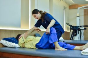 รวมท่ากายภาพ stroke พื้นฐานที่ญาติสามารถช่วยผู้ป่วยฝึกเองได้ที่บ้านเพื่อป้องกันข้อติด