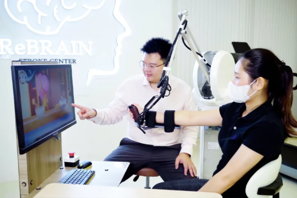 กายภาพ stroke ด้วยนวัตกรรมหุ่นยนต์ฝึกมือ (Robot Hand) และเครื่องกระตุ้นสมอง TMS ที่ ReBRAIN