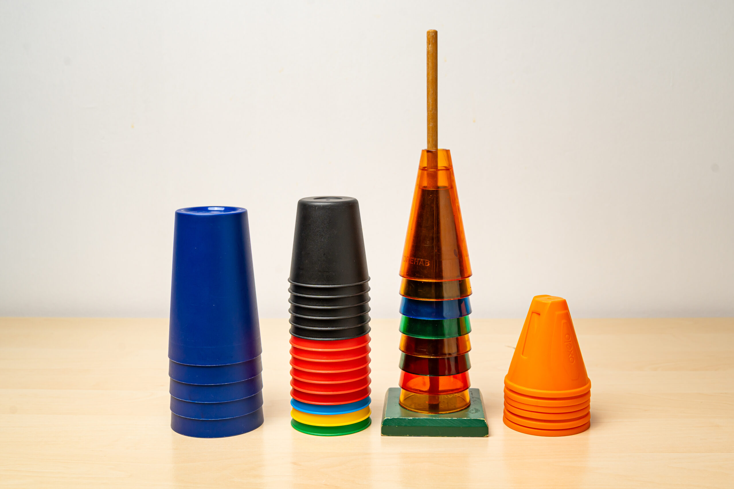 โคนซ้อน Stacking Cones ฝึกการเอื้อมหยิบและสายตาสัมพันธ์กับมือ